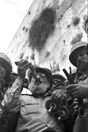 Army Chief Chaplain Rabbi Shlomo Goren and IDF soldiers blows the shofar_Western Wall_Jerusalem_06.07.1967_Israel GPO